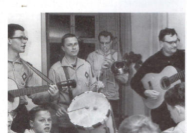 Band mit Mitbrüdern aus der Gemeinschaft der Sales-Oblaten in der Anfangszeit von KIM: P. Tiefenbacher an der Posaune und P. Leeb an der Gitarre